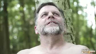Мужик в лесу подрочил и трахнул двух незнакомок в киски
