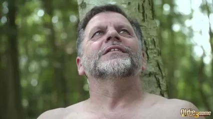 Порно видео Кончил в волосатую киску в лесу